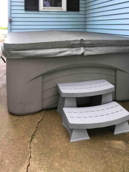 Caddy Corner Has A Hot Tub Just Outside Of Town Villa French Lick Bagian luar foto