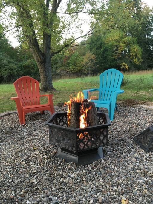 Caddy Corner Has A Hot Tub Just Outside Of Town Villa French Lick Bagian luar foto