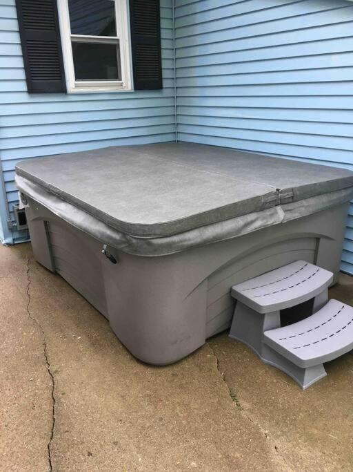 Caddy Corner Has A Hot Tub Just Outside Of Town Villa French Lick Bagian luar foto